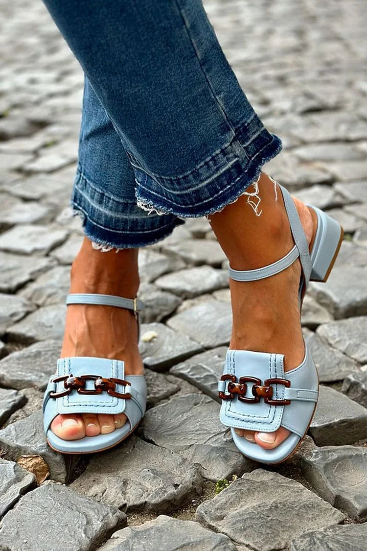 Sandali piatti blu con cuciture decorative