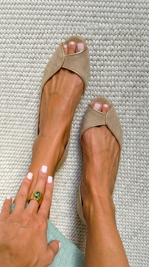 Ballerine D'Orsay in suede con punta aperta in Beige e Oro