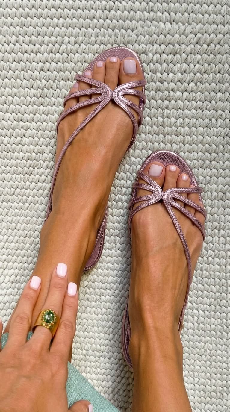 Sandali con cinturini in look metallico