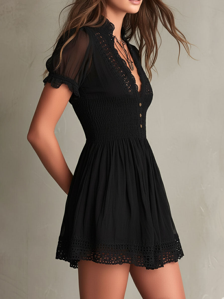 Abito Mini Nero Classico con Smock e Pizzo