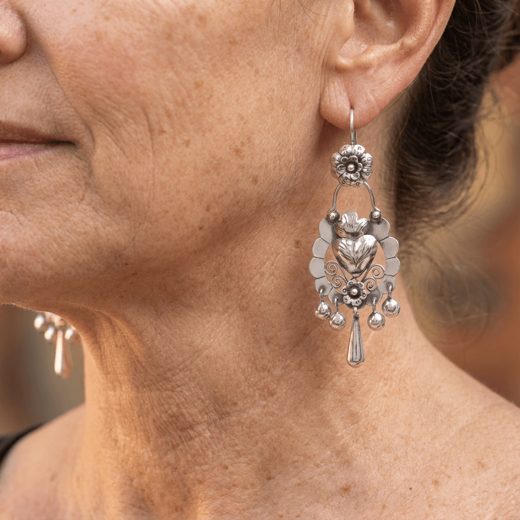Orecchini a pendente vintage in argento floreale