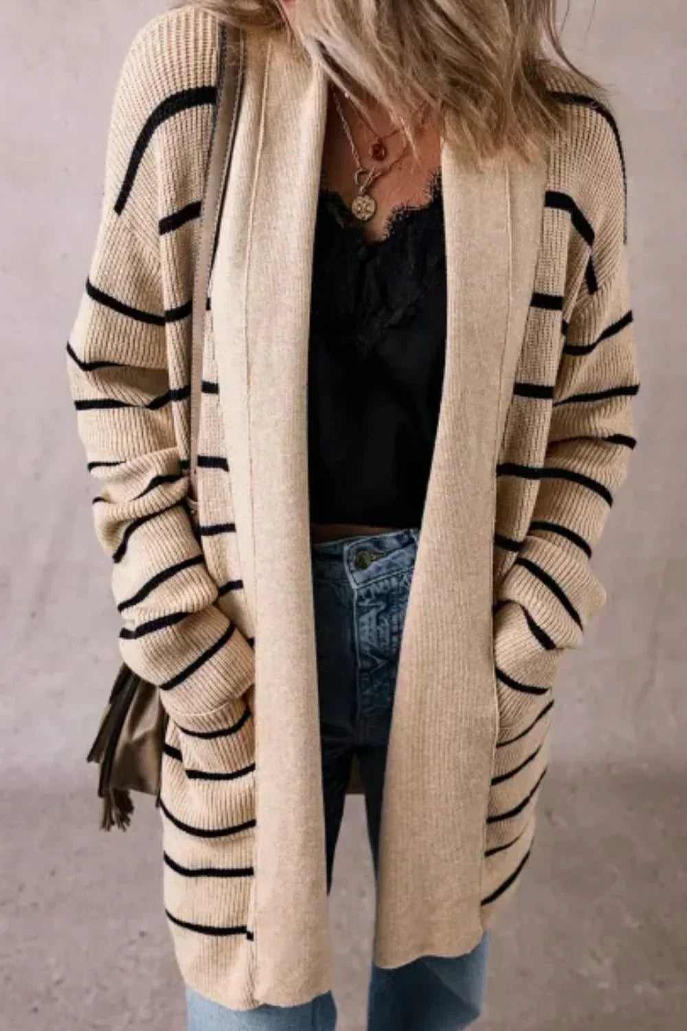 Cardigan aperto a righe con maniche lunghe
