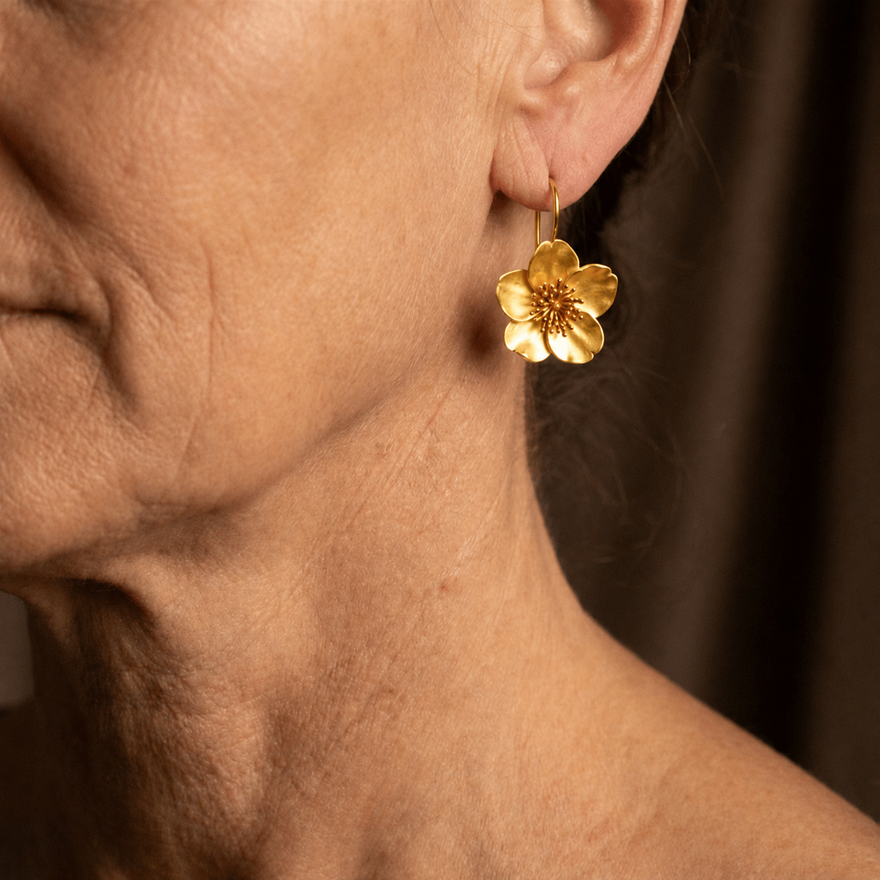 Orecchini Classici in Oro con Dettaglio al Centro in Oro