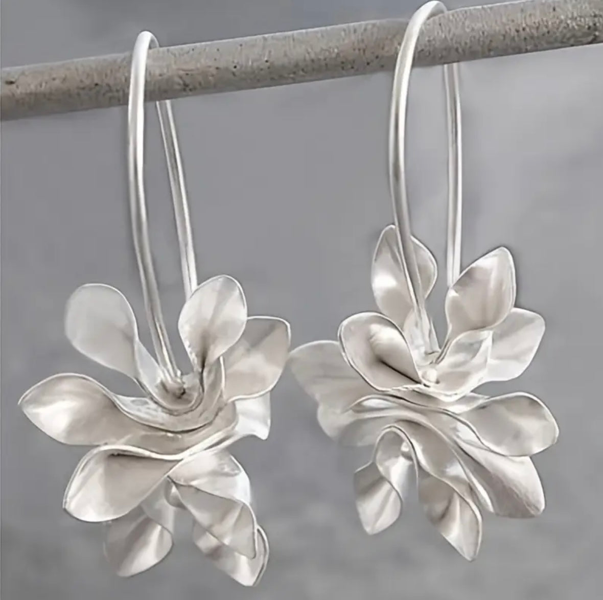 Orecchini a cerchio pendenti floreali in argento elegante