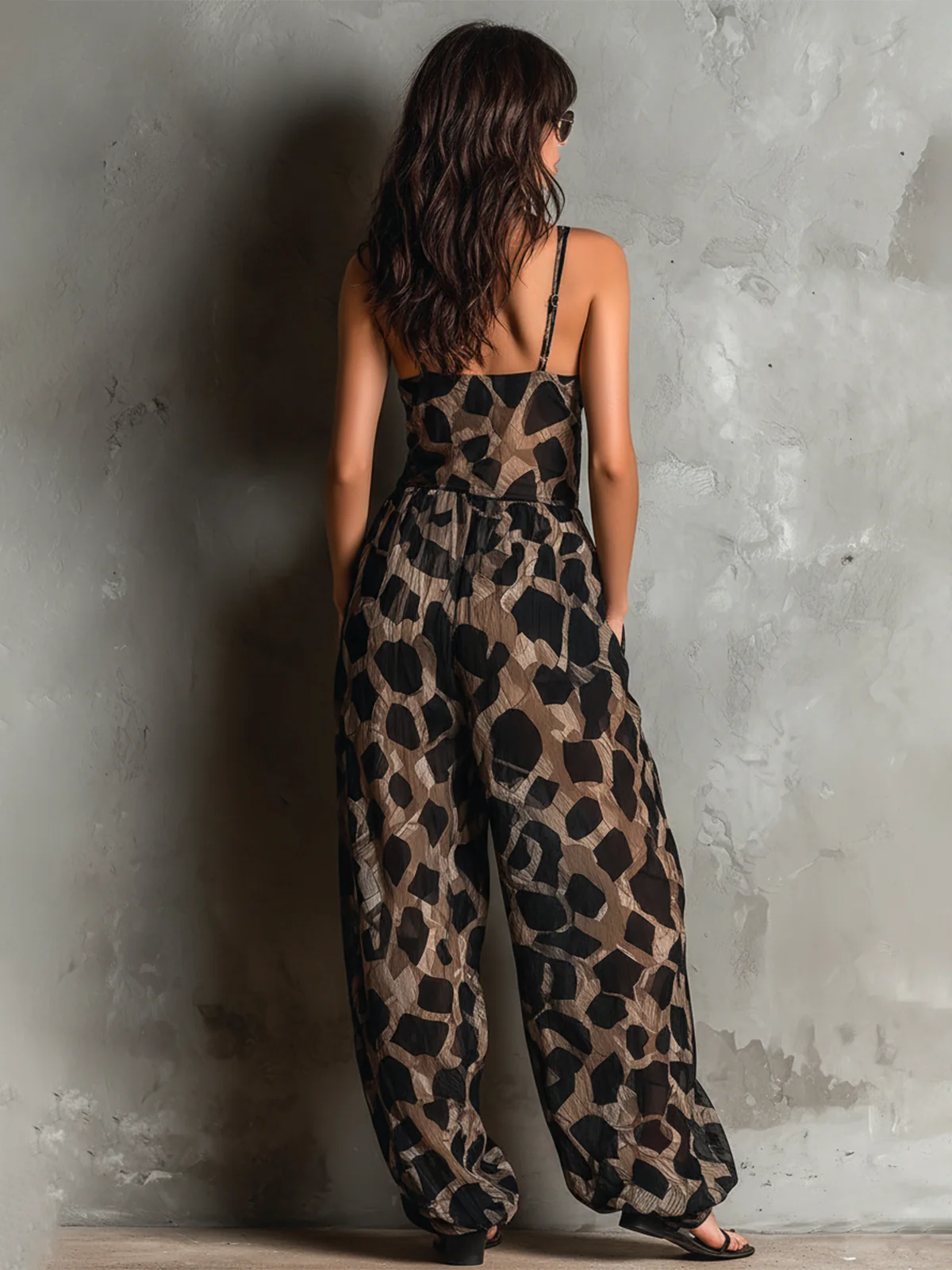 Salopette ampia in chiffon con stampa animale nera e scollo all'americana