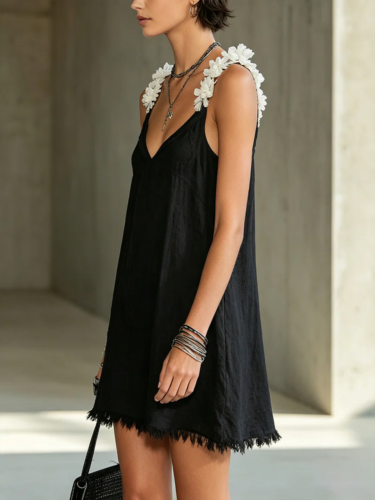 Noémie | Abito Mini Nero con Scollo a V e Spalline Floreali