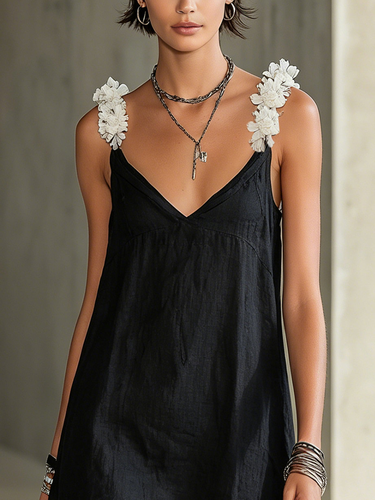 Noémie | Abito Mini Nero con Scollo a V e Spalline Floreali
