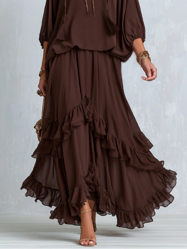 Top a V con coulisse in chiffon marrone abbinato a un set di gonna a strati arricciata