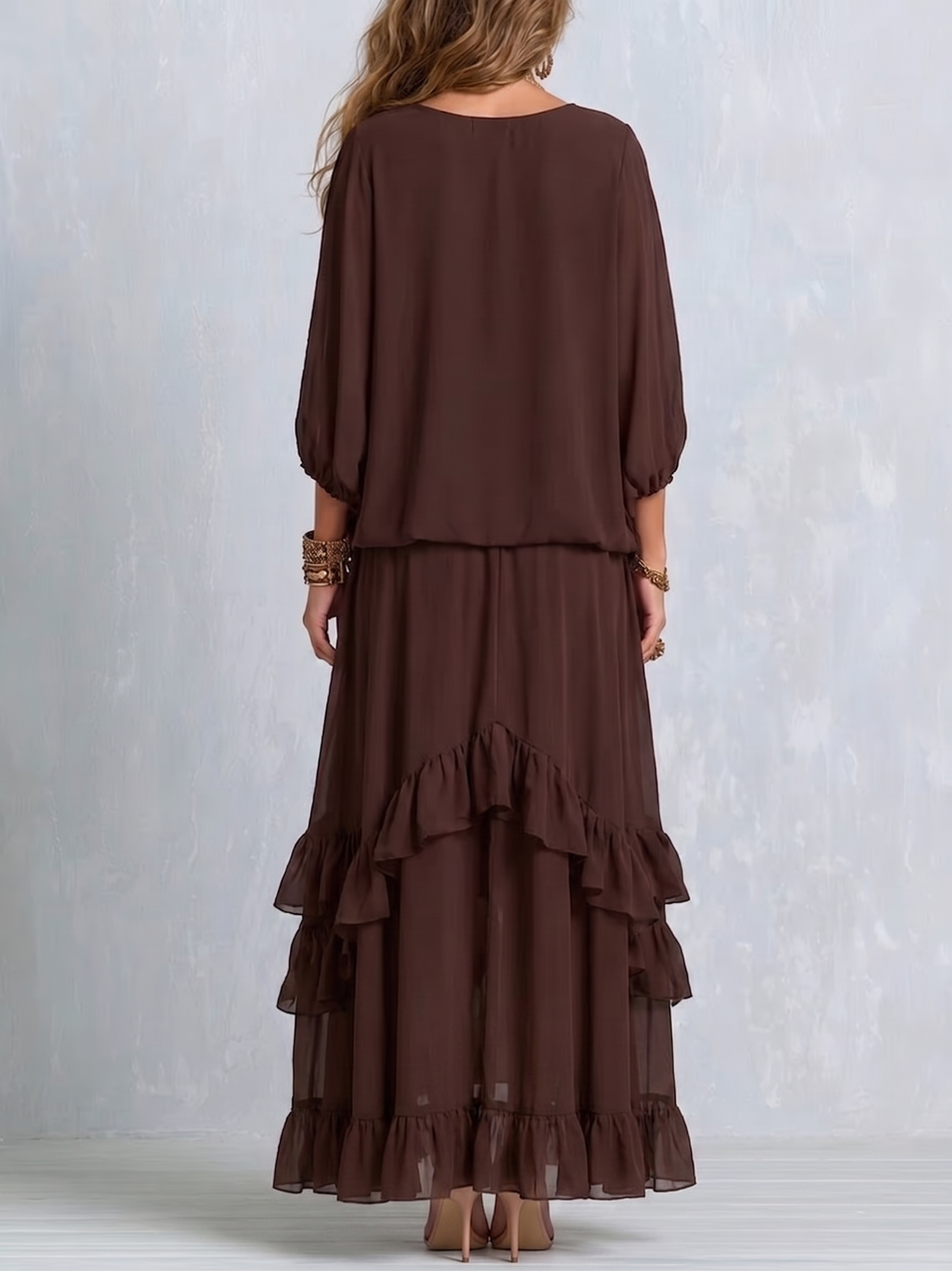 Top a V con coulisse in chiffon marrone abbinato a un set di gonna a strati arricciata