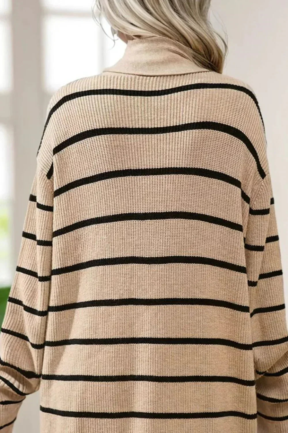 Cardigan aperto a righe con maniche lunghe