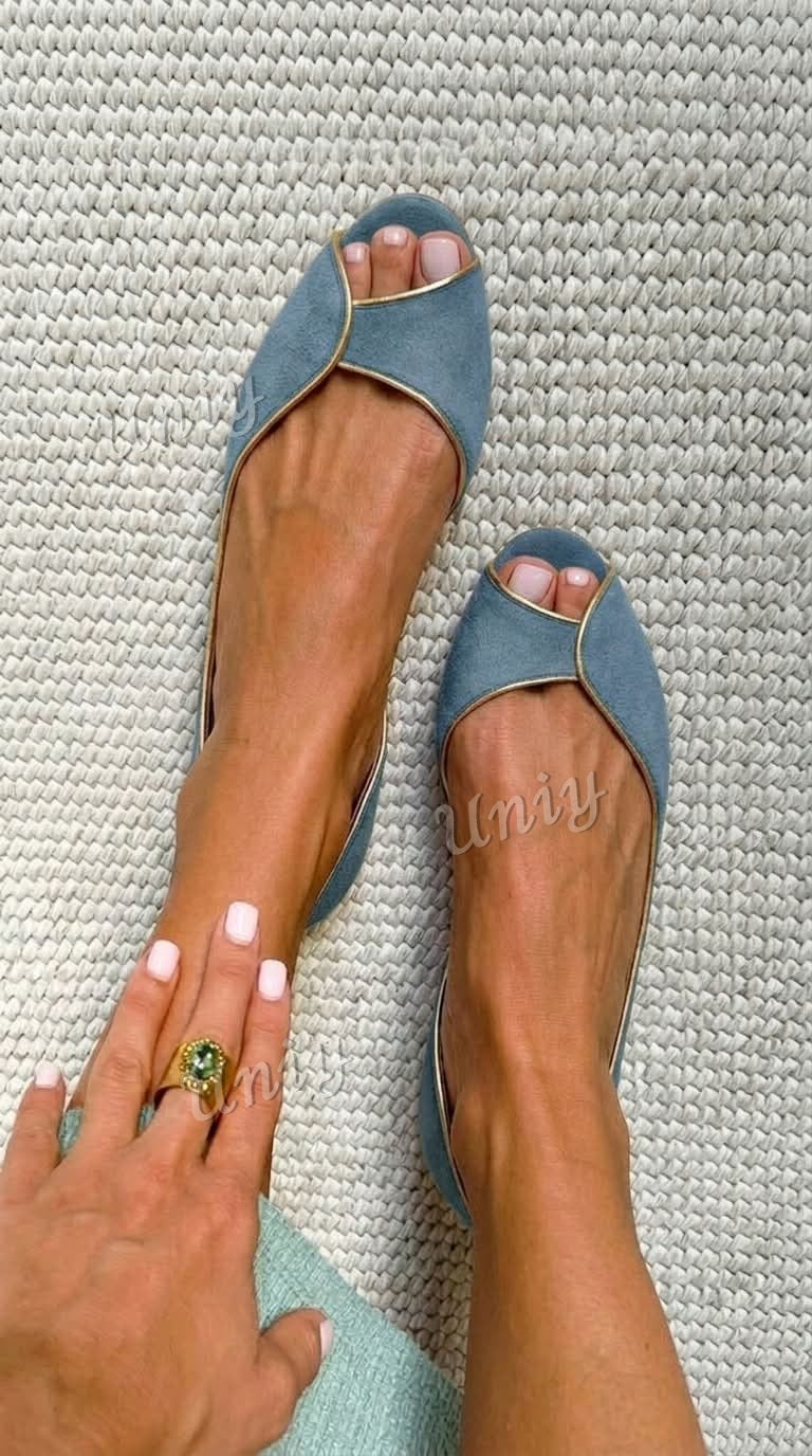 Ballerine D'Orsay in suede con punta aperta in Beige e Oro
