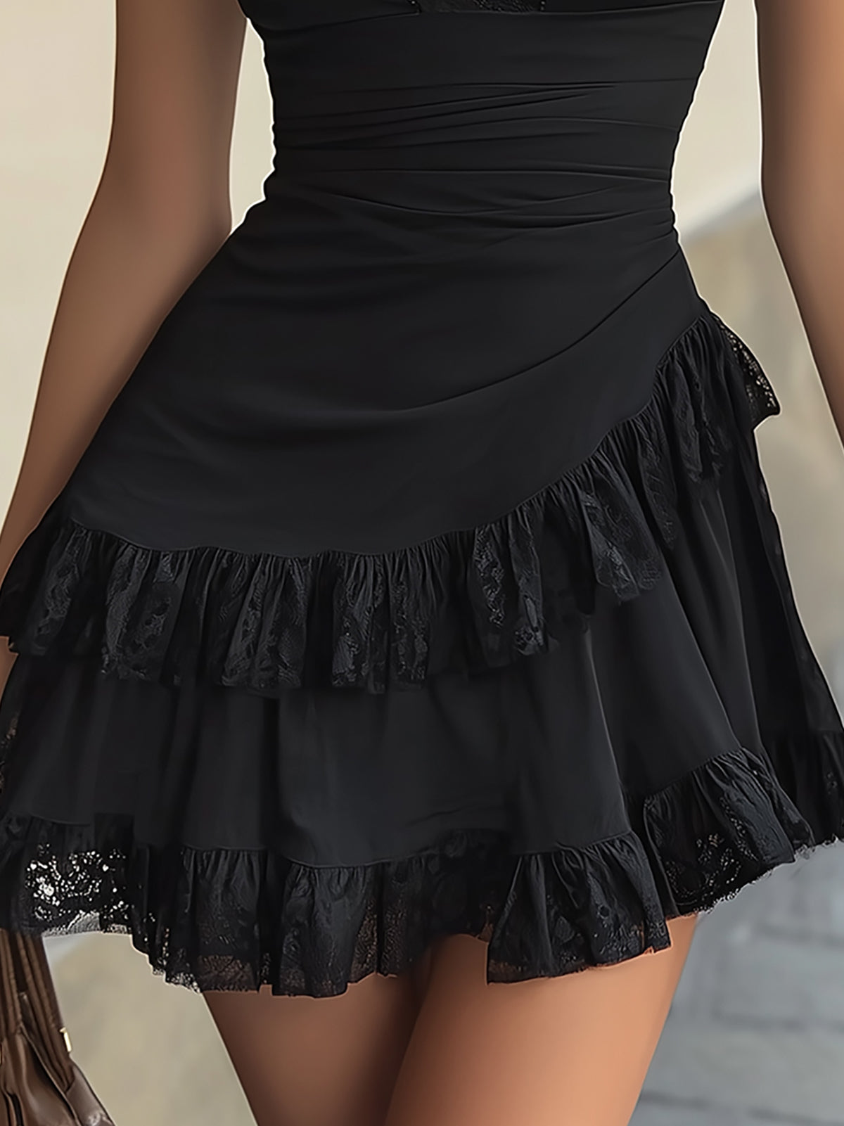 Abito Mini con Collo a V in Pizzo Nero e Righe a Ruffle