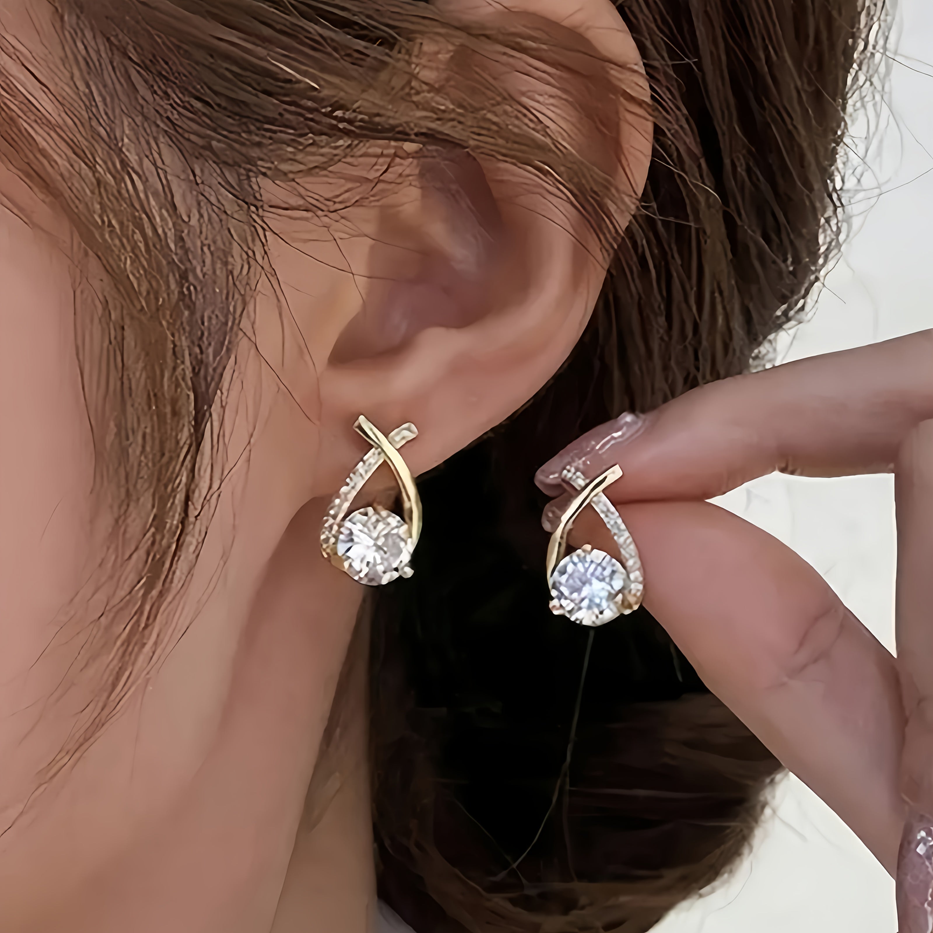 Orecchini con croce dorata e zirconia