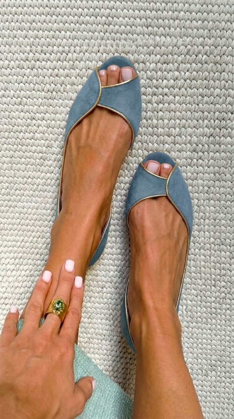 Ballerine D'Orsay in suede con punta aperta in Beige e Oro
