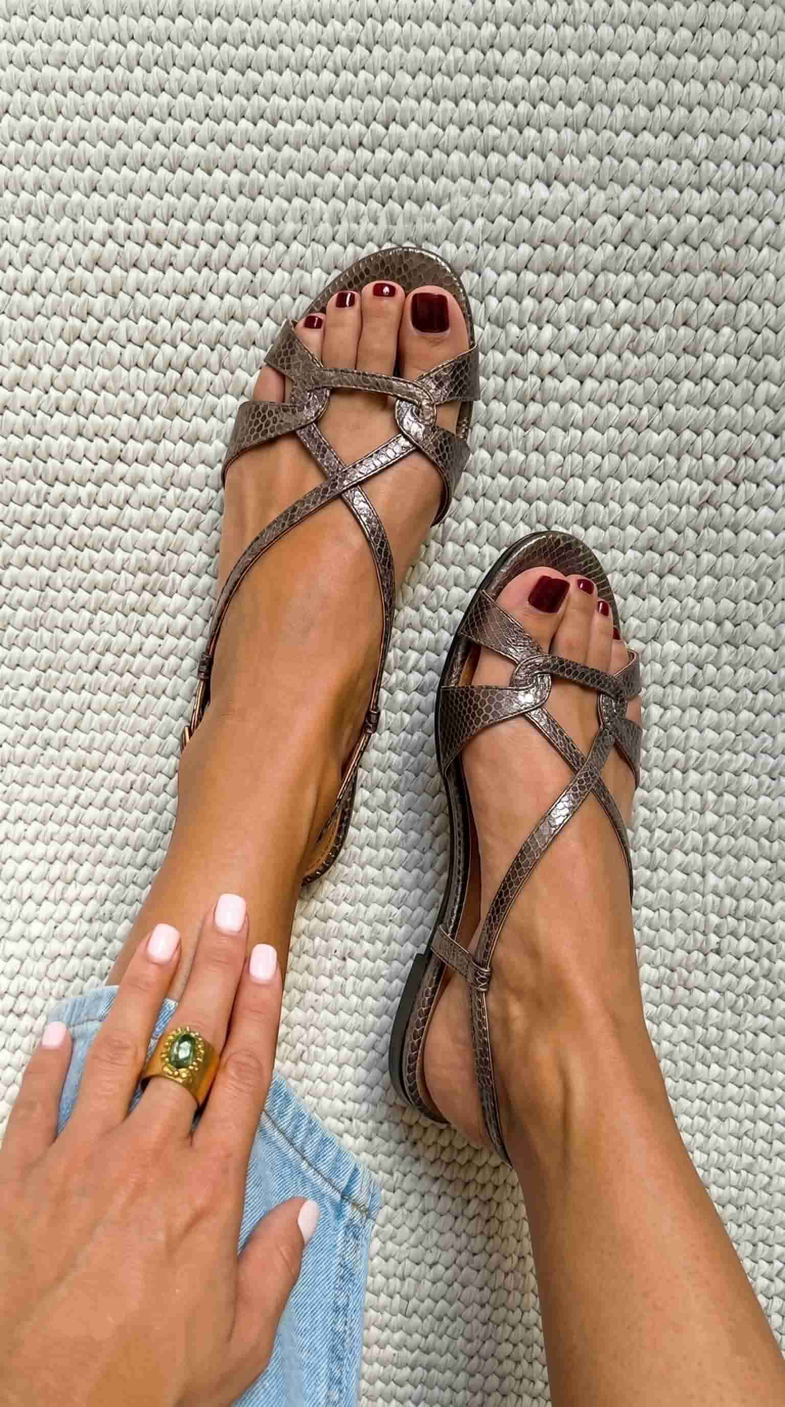 Sandali flat Slingback con effetto serpente in bronzo e punta aperta