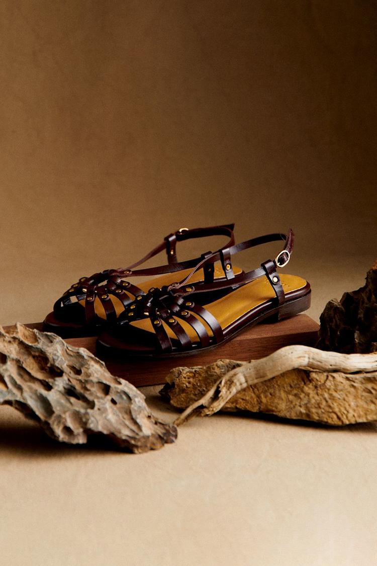 Sandali con borchie in metallo e ritagli in marrone scuro