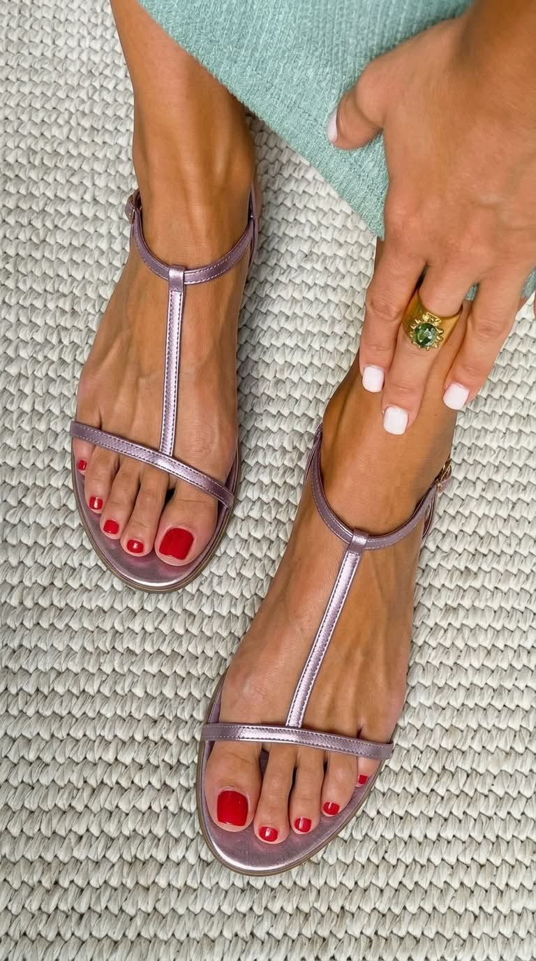 Sandali piatti in ottica metallica con cinturini a forma di T