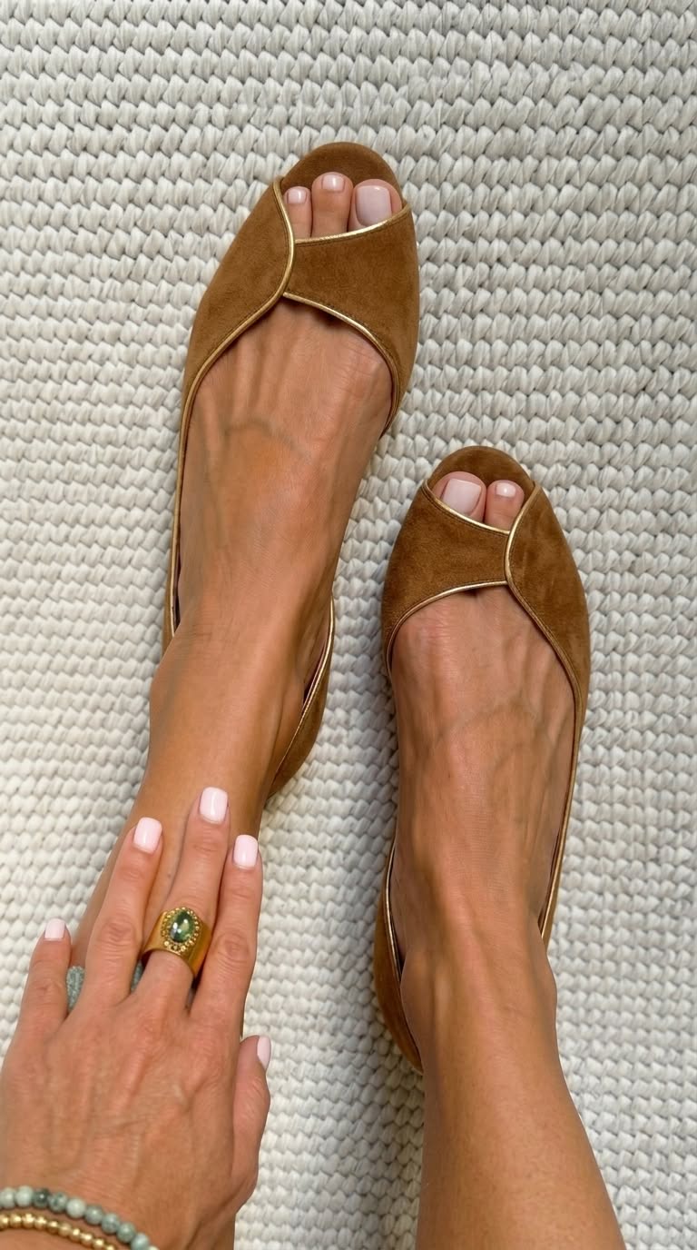 Ballerine D'Orsay in suede con punta aperta in Beige e Oro