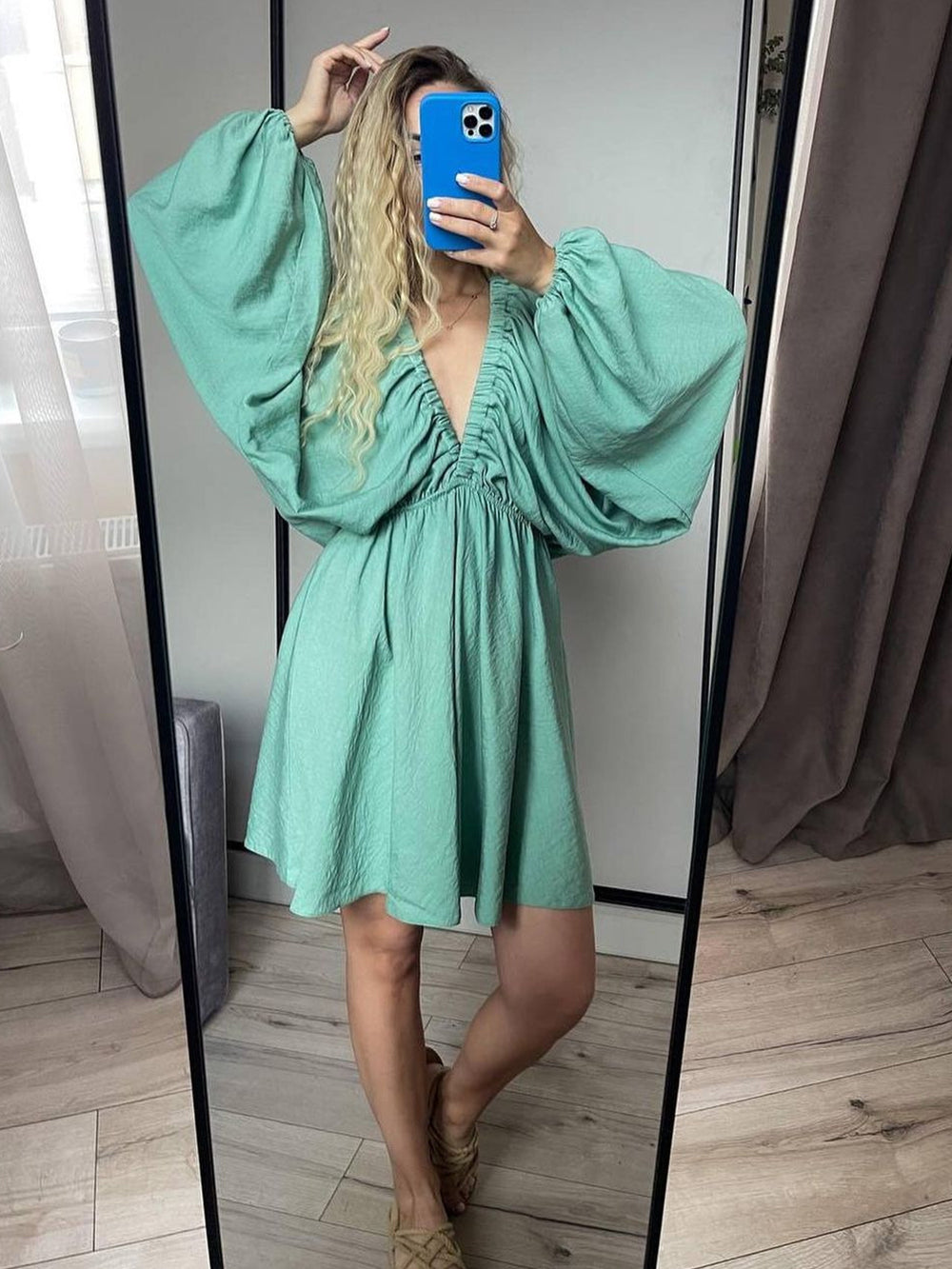 Abito skater mini in tessuto con scollatura profonda