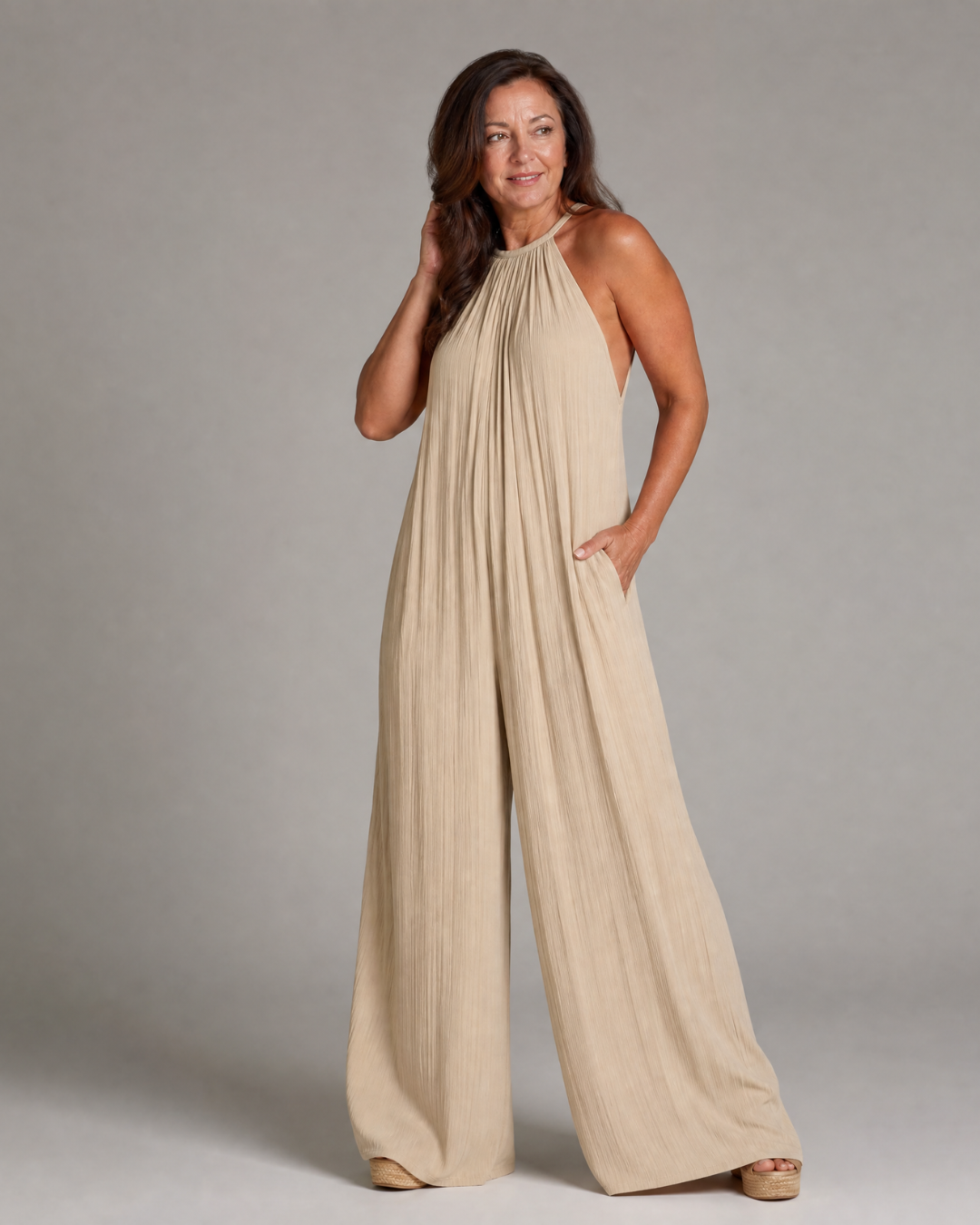 Sylvara | Tuta Relaxed con Scollo Halter Plissettato e Gamba Larga