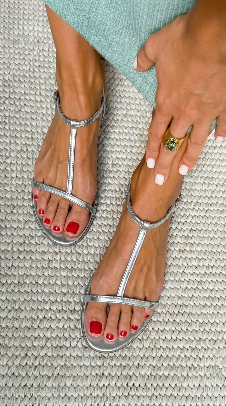 Sandali piatti in ottica metallica con cinturini a forma di T