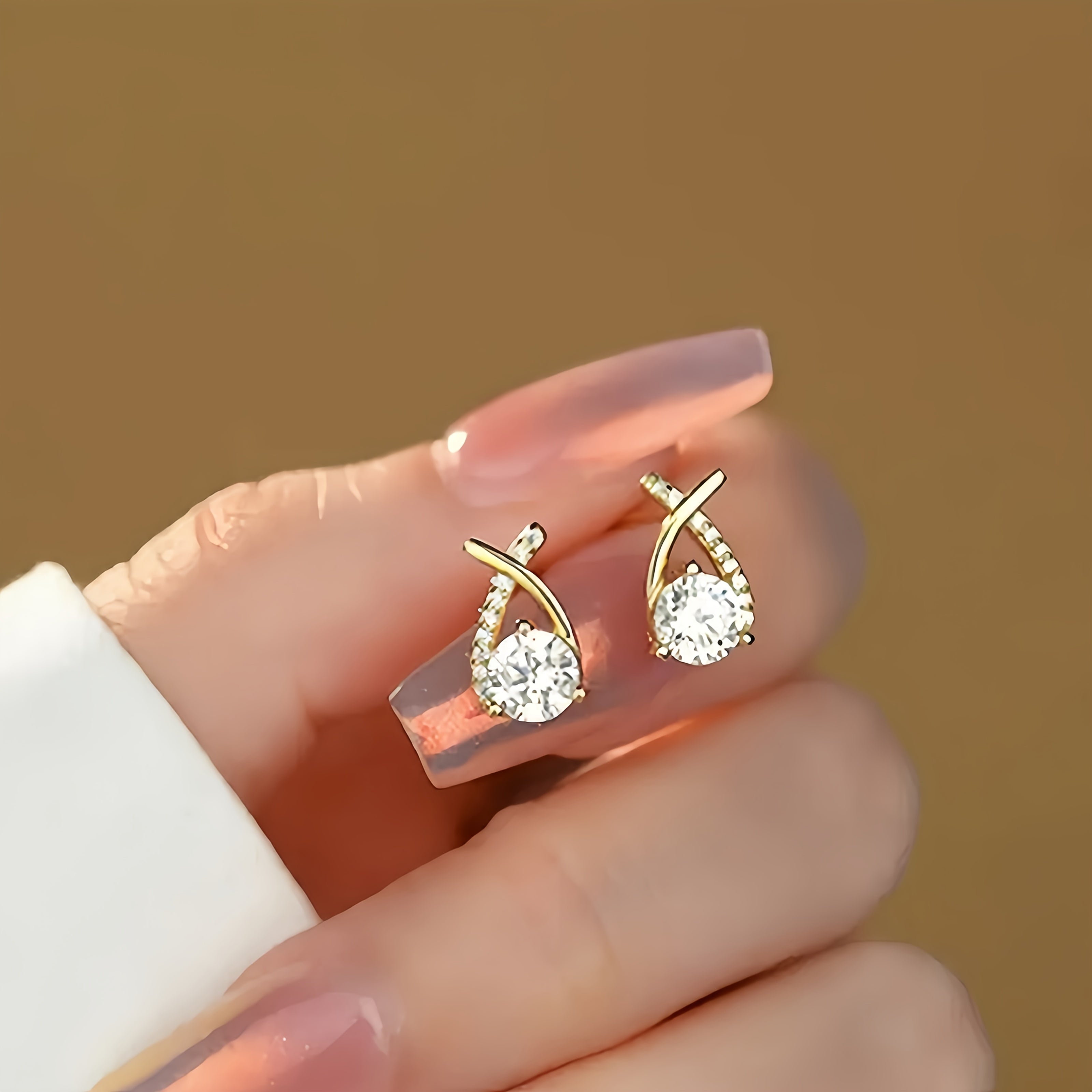 Orecchini con croce dorata e zirconia