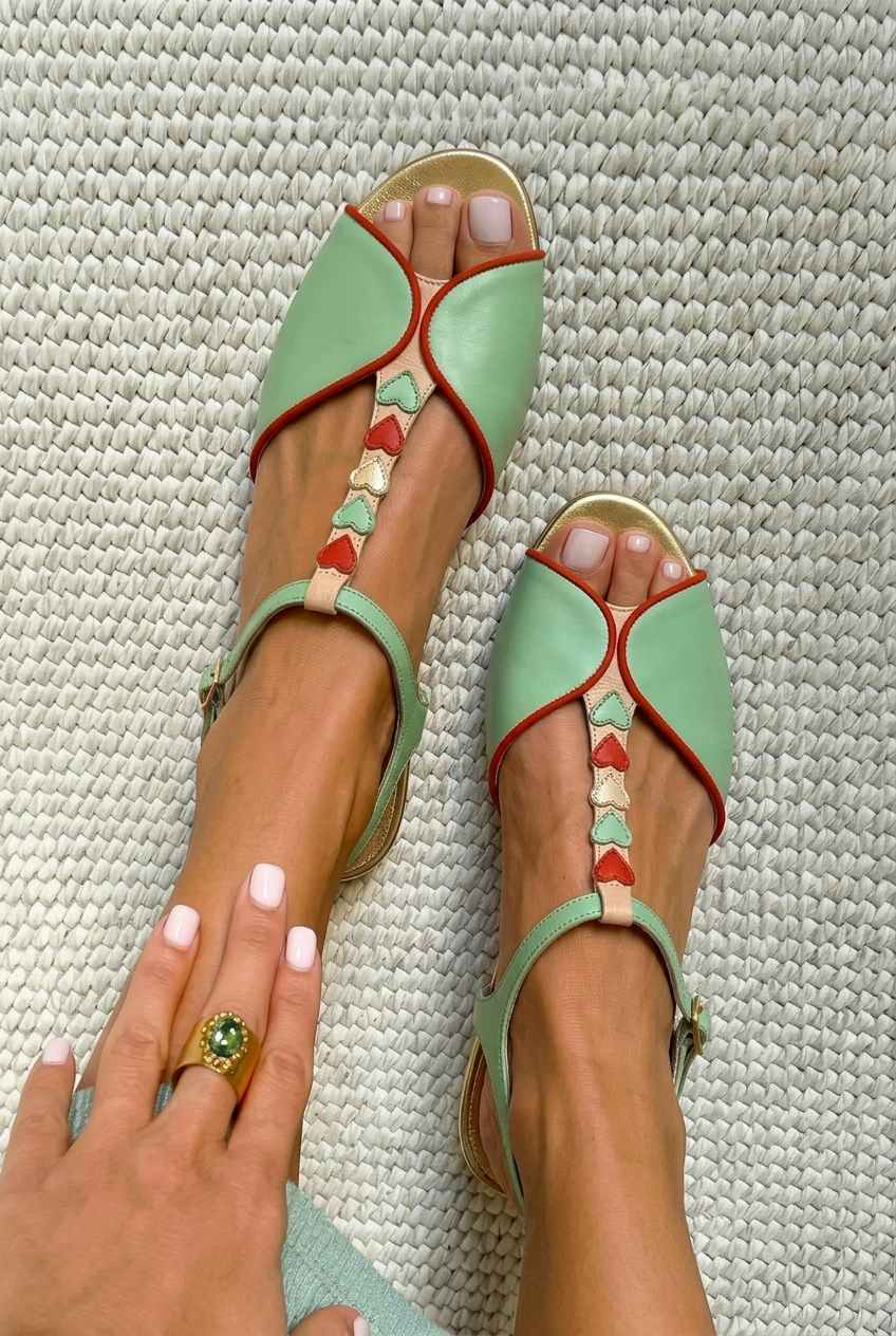 Sandali flat slingback con punta aperta e dettaglio a forma di cuore