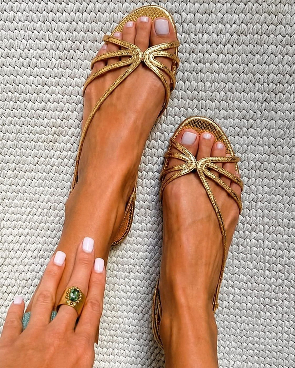 Sandali con cinturini in look metallico