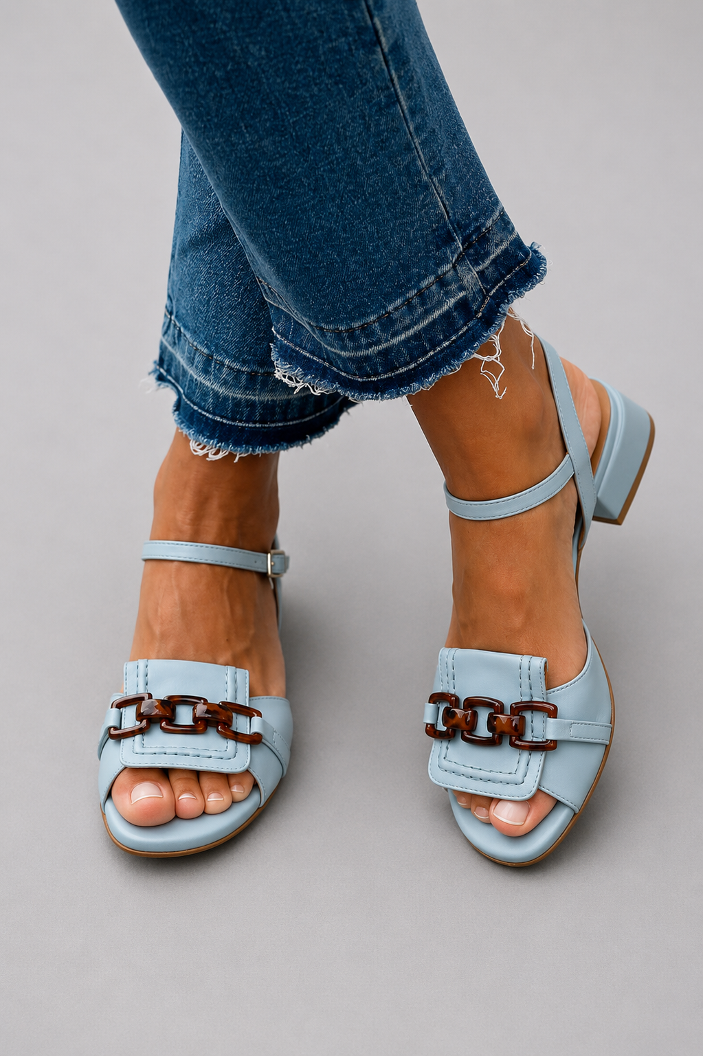 Sandali piatti blu con cuciture decorative