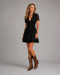 Abito Mini Nero Classico con Smock e Pizzo