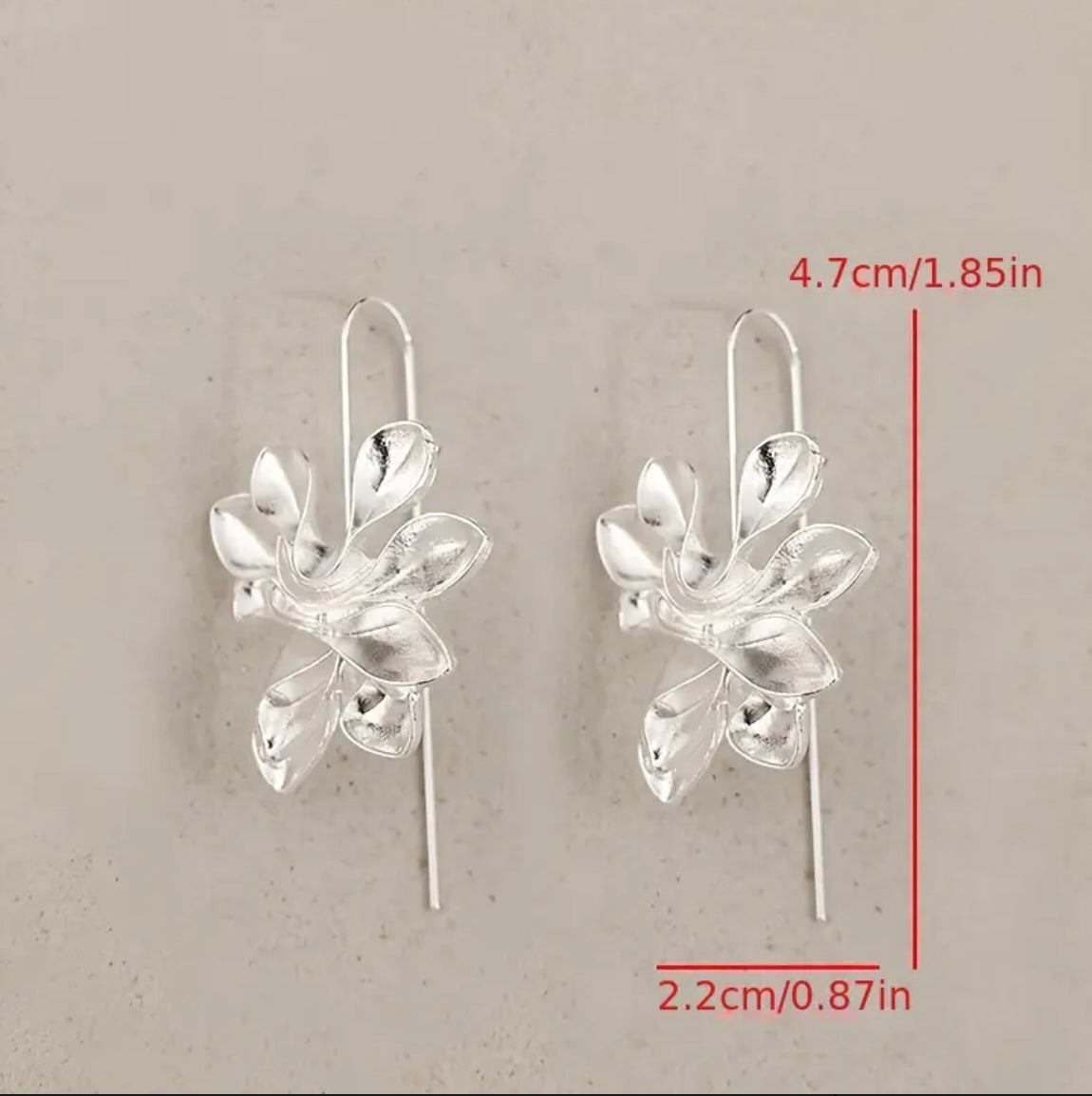 Orecchini a cerchio pendenti floreali in argento elegante