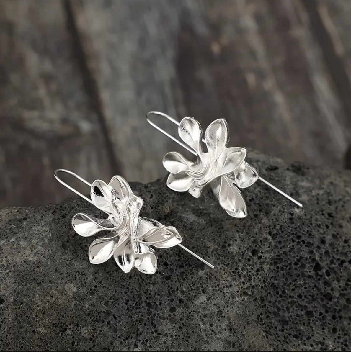 Orecchini a cerchio pendenti floreali in argento elegante
