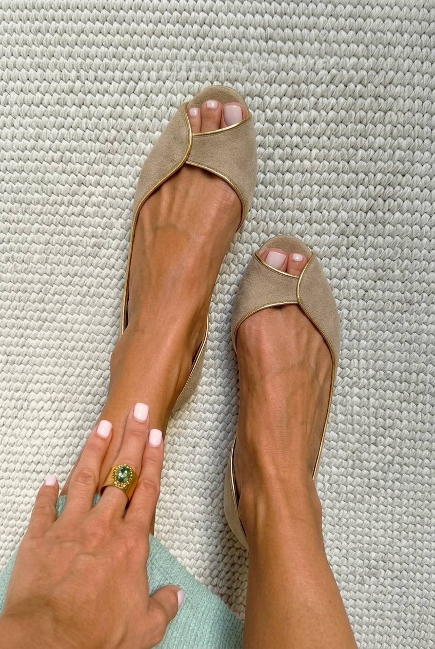 Ballerine D'Orsay in suede con punta aperta in Beige e Oro