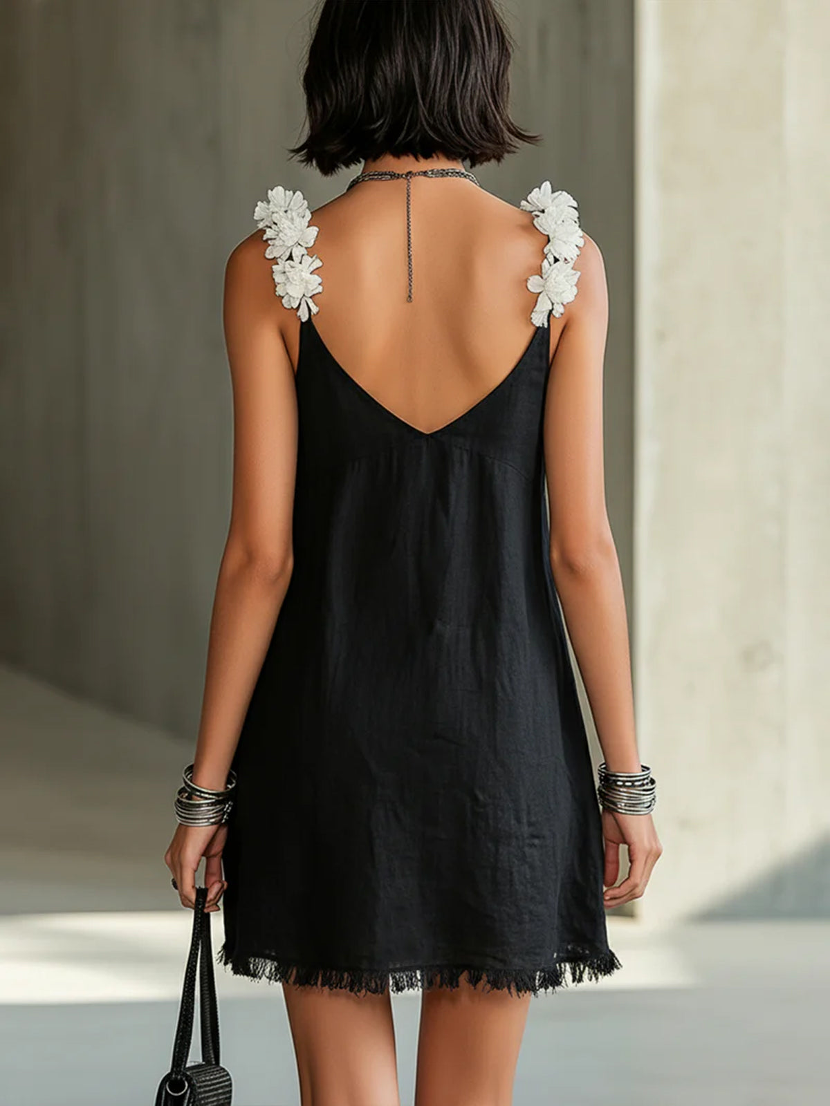 Noémie | Abito Mini Nero con Scollo a V e Spalline Floreali