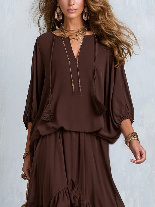 Top a V con coulisse in chiffon marrone abbinato a un set di gonna a strati arricciata