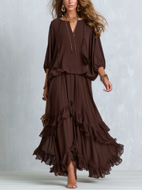 Top a V con coulisse in chiffon marrone abbinato a un set di gonna a strati arricciata