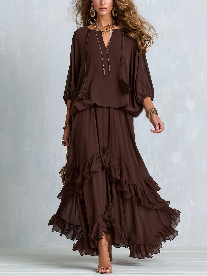 Top a V con coulisse in chiffon marrone abbinato a un set di gonna a strati arricciata