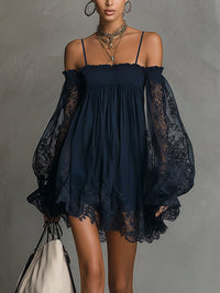 Noemi | Mini abito in chiffon blu navy con scollatura off-the-shoulder, rifiniture in pizzo e maniche trasparenti
