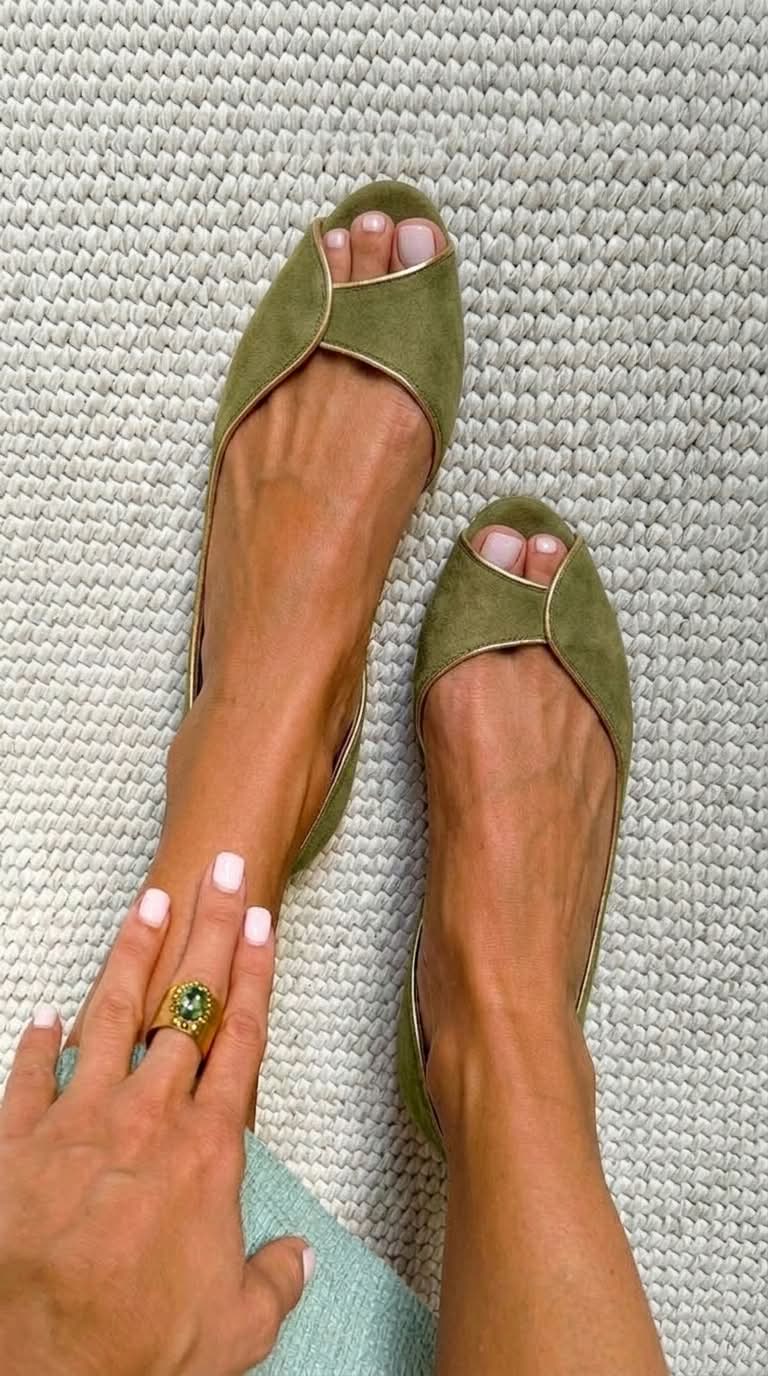 Ballerine D'Orsay in suede con punta aperta in Beige e Oro