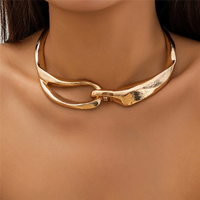 Collana d'oro con texture audace